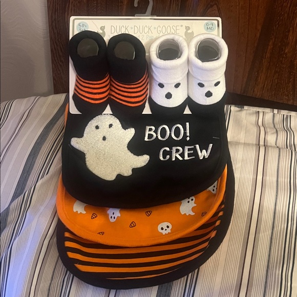 Duck Duck Goose 0-9 Months, 5 Piece Halloween Set, 2 Pair Booties/3 Bibs, new - Picture 1 of 10
